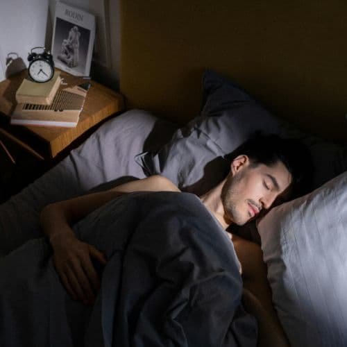 Hombre despertando Cinco Minutos Más