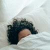 Mujer despertando Cinco Minutos Más
