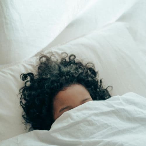 Mujer despertando Cinco Minutos Más
